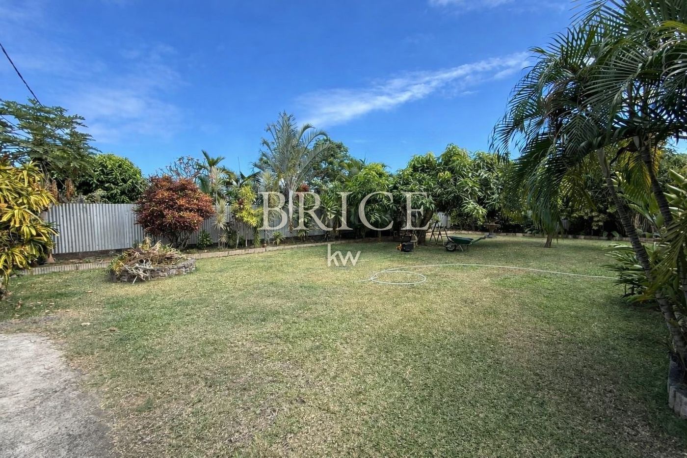 Terrain clos de 506 m² avec piscine, Punavai
