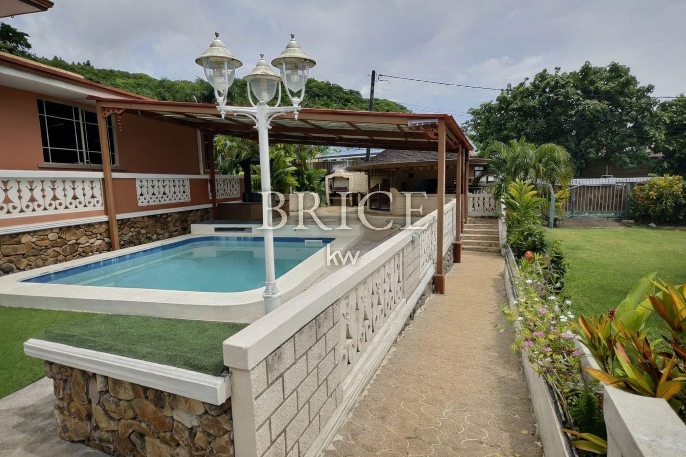 Terrain clos de 506 m² avec piscine, Punavai