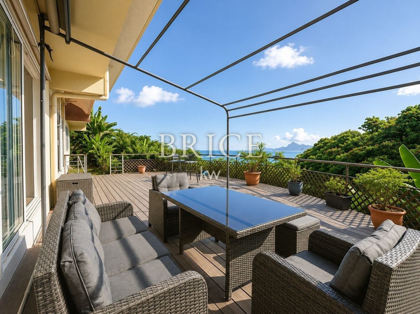 Villa F4 et sa pièce de vie de 80 m², vue Moorea