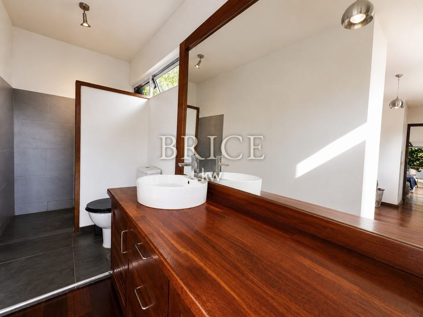Villa F4 et sa pièce de vie de 80 m², vue Moorea