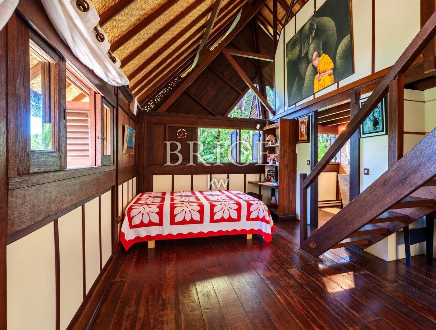 Maison balinaise en bois centenaire, bungalow et piscine