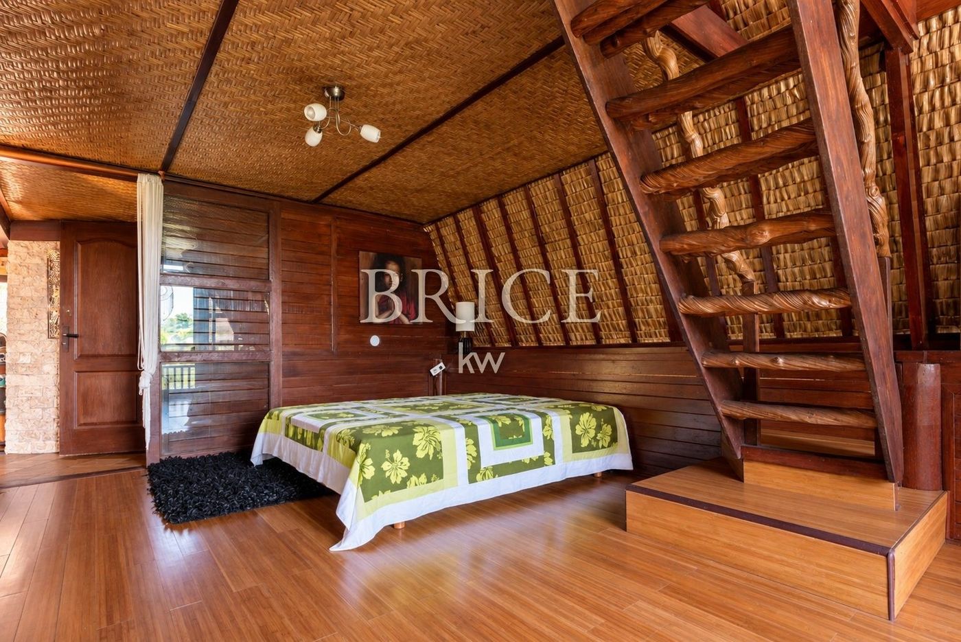 Maison balinaise en bois centenaire, bungalow et piscine
