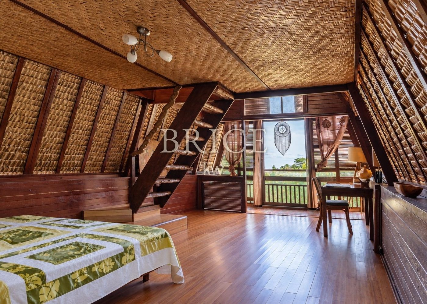 Maison balinaise en bois centenaire, bungalow et piscine