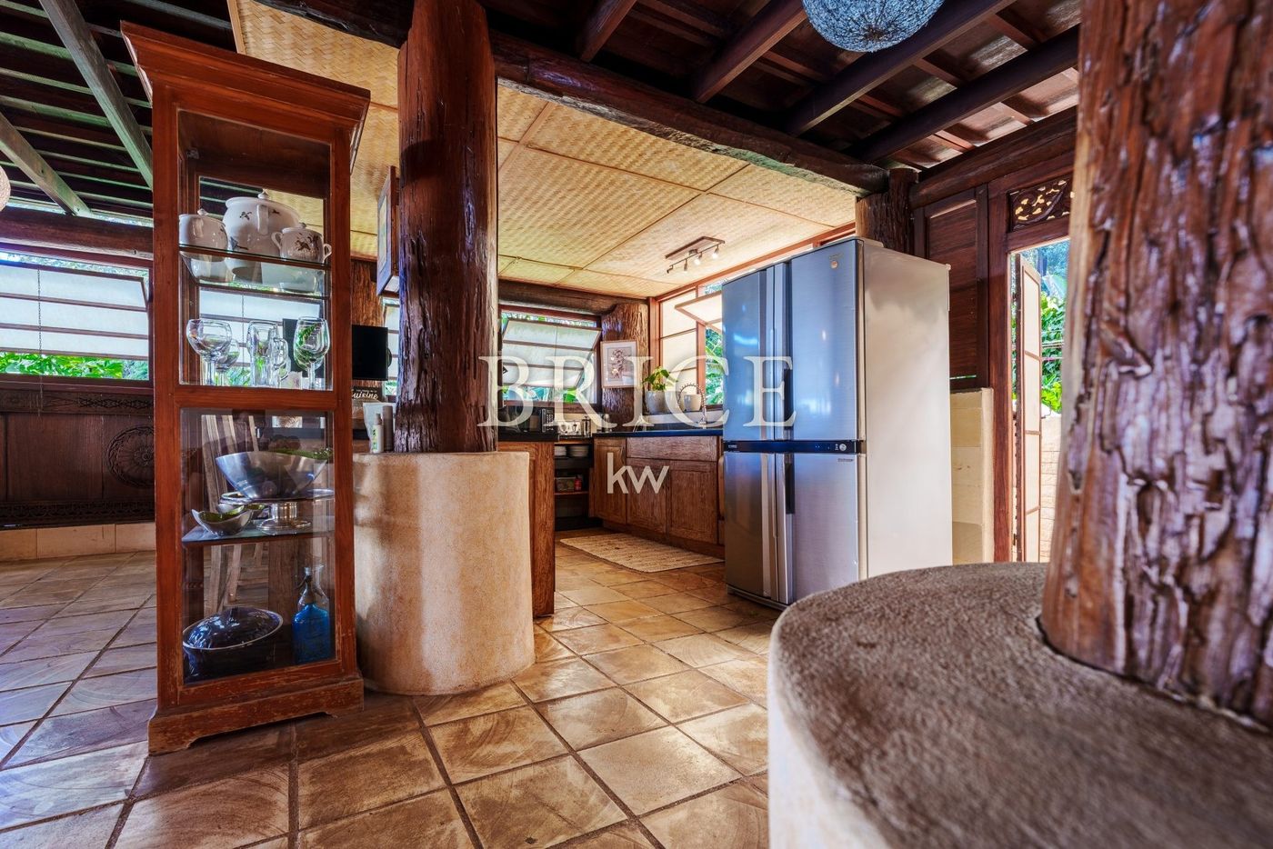 Maison balinaise en bois centenaire, bungalow et piscine