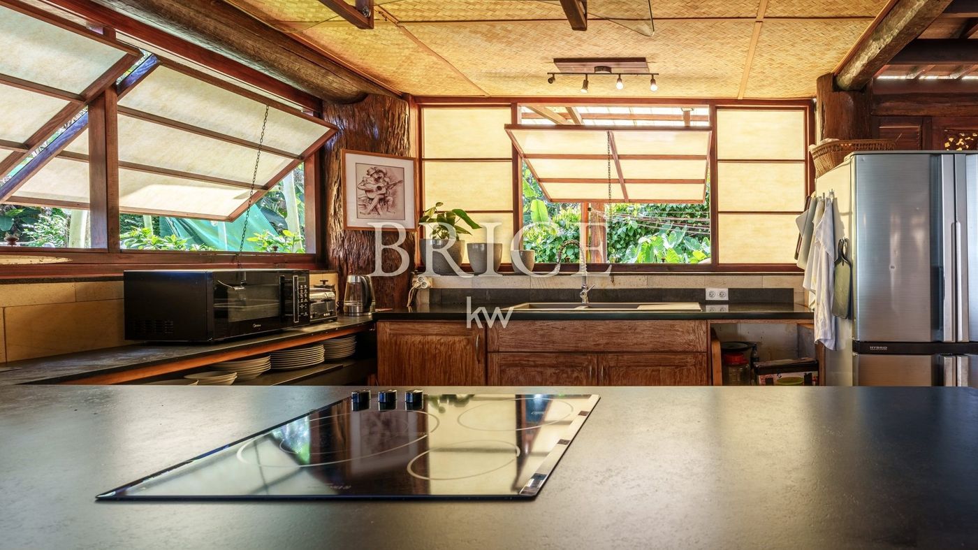 Maison balinaise en bois centenaire, bungalow et piscine