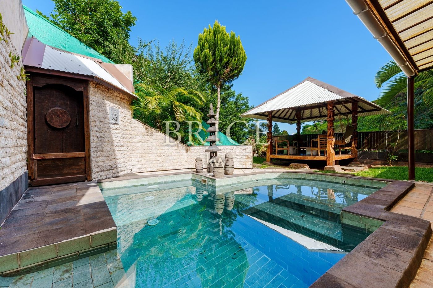 Maison balinaise en bois centenaire, bungalow et piscine