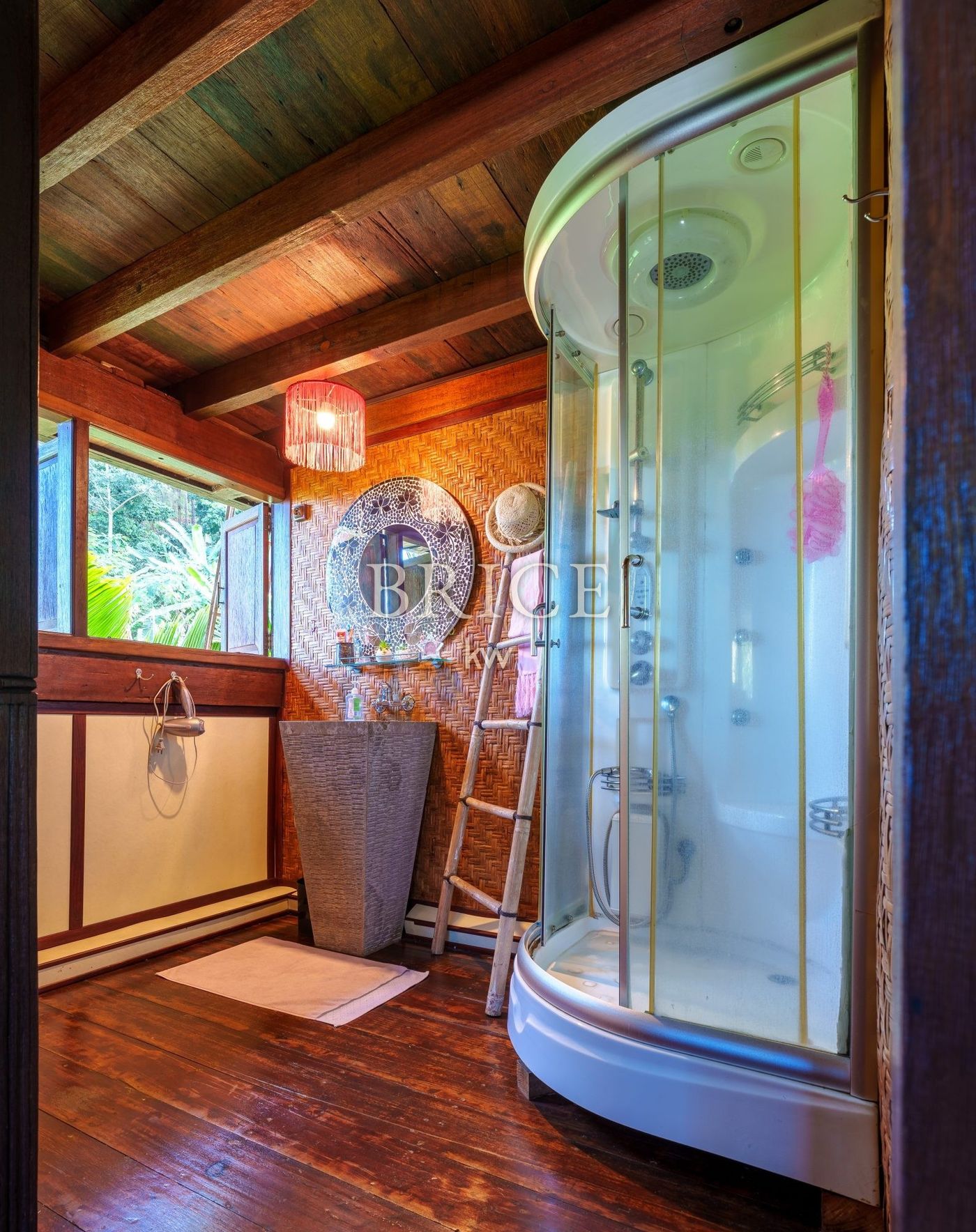 Maison balinaise en bois centenaire, bungalow et piscine
