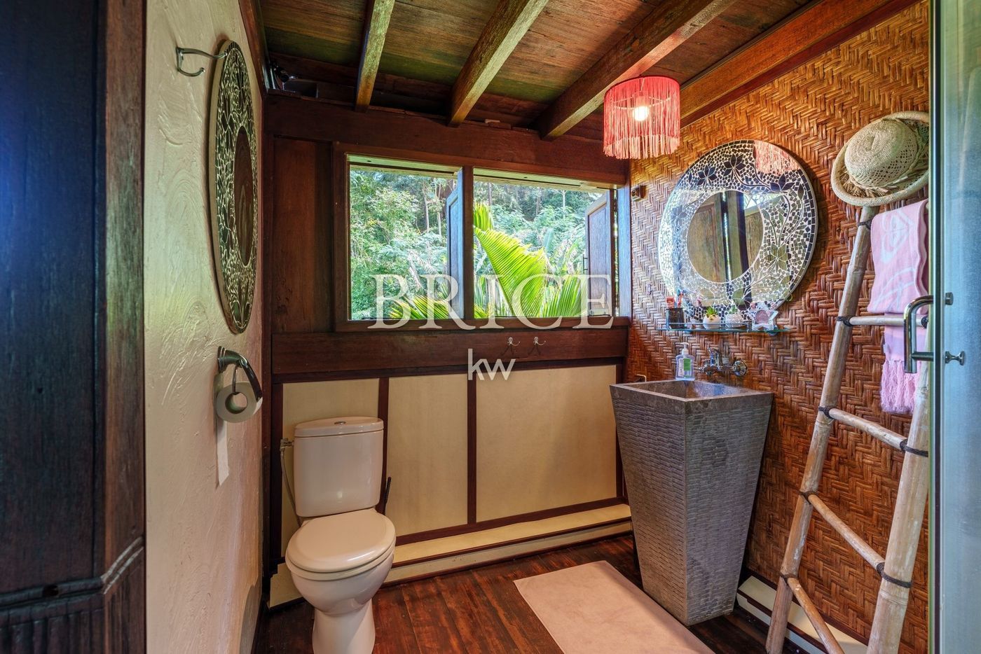 Maison balinaise en bois centenaire, bungalow et piscine