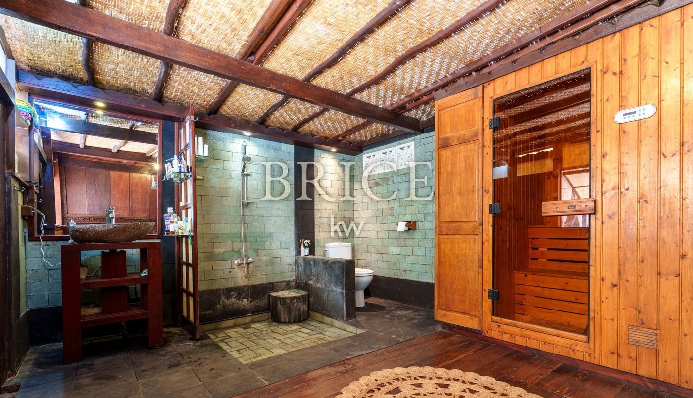 Maison balinaise en bois centenaire, bungalow et piscine