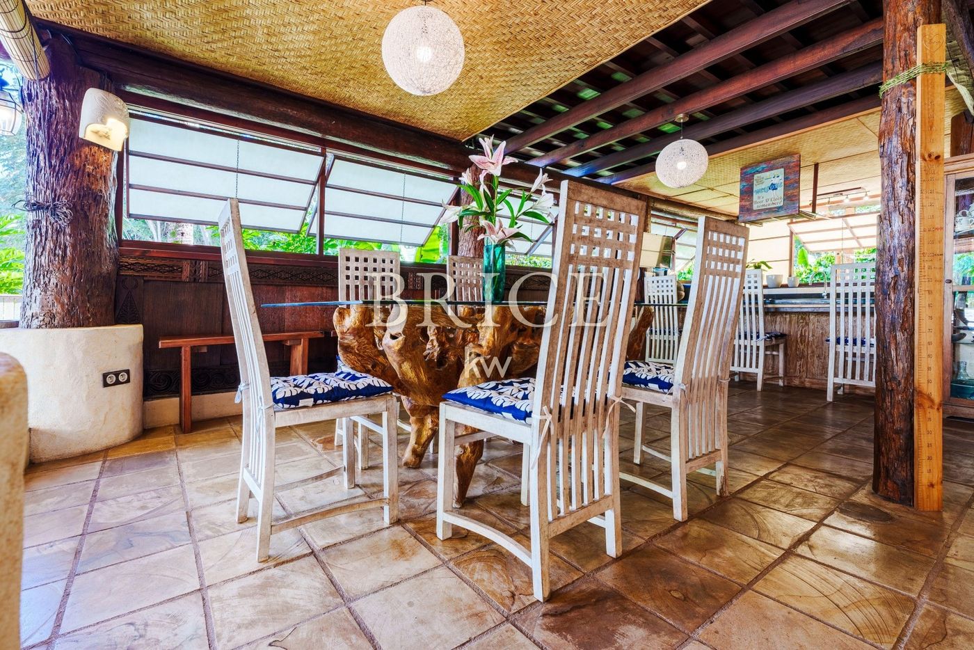 Maison balinaise en bois centenaire, bungalow et piscine
