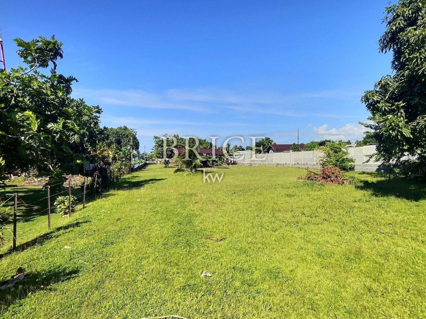 Terrain plat de 2 216 m² en bord de route, contre la mairie