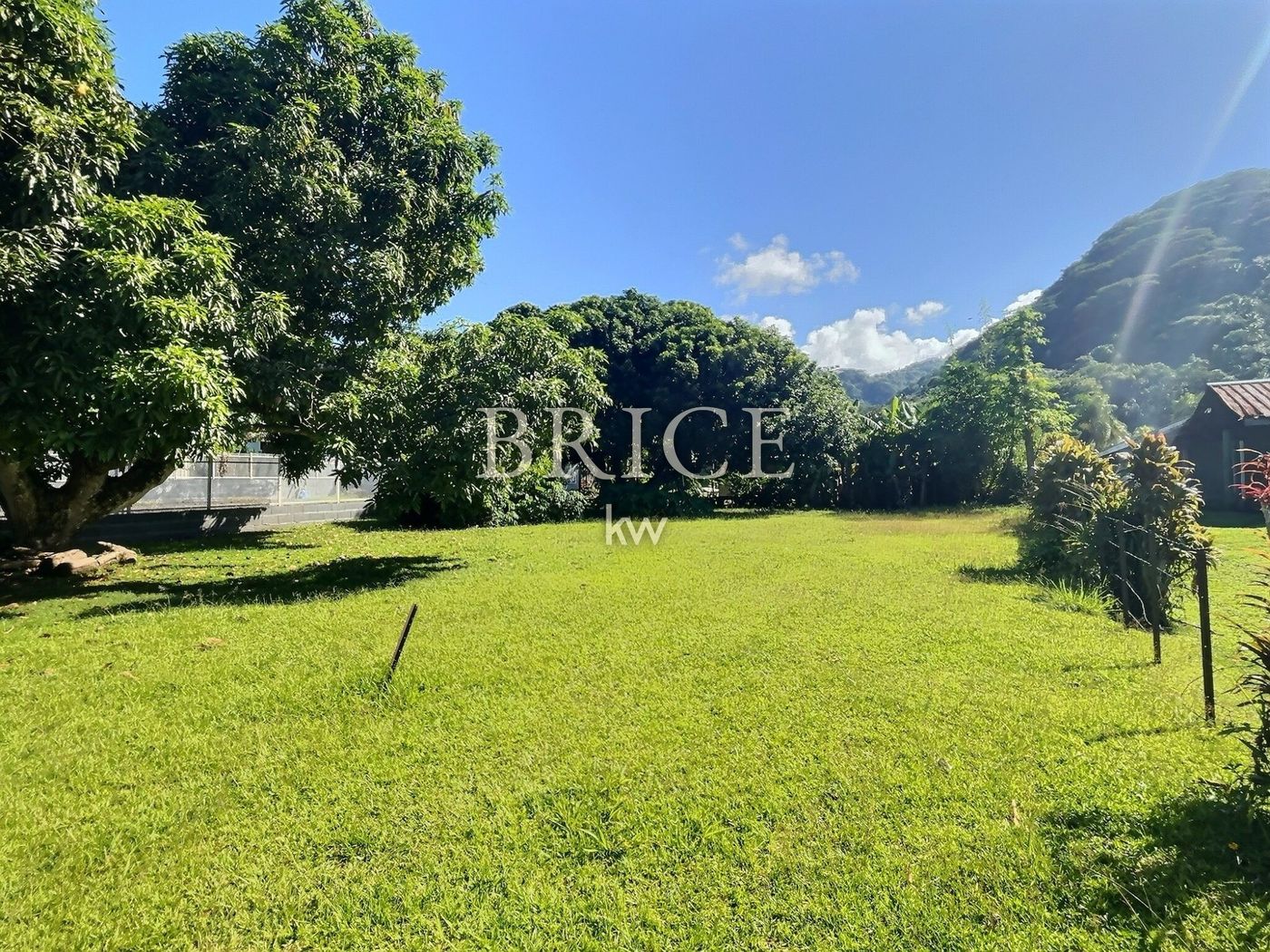Terrain plat de 2 216 m² en bord de route, contre la mairie