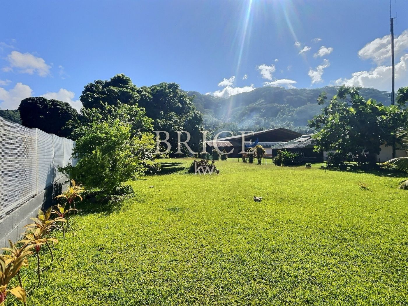 Terrain plat de 2 216 m² en bord de route, contre la mairie