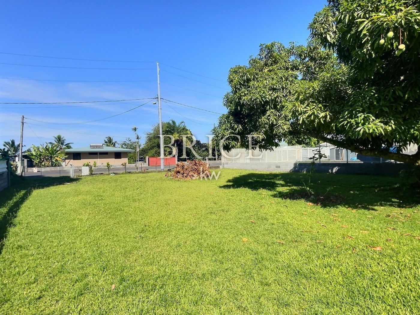 Terrain plat de 2 216 m² en bord de route, contre la mairie