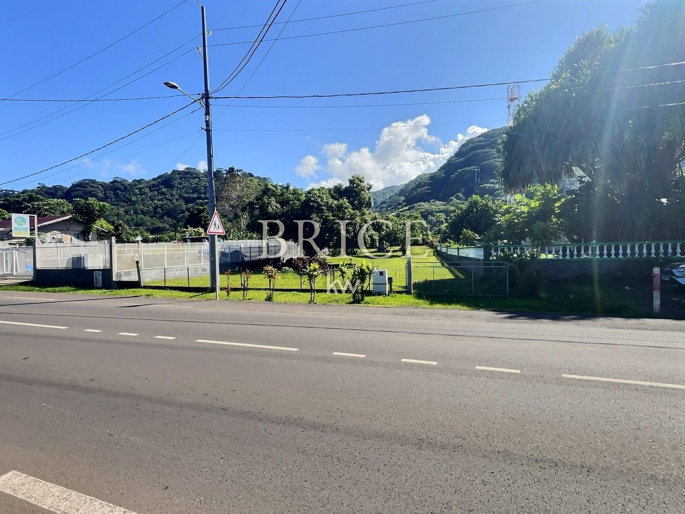 Terrain plat de 2 216 m² en bord de route, contre la mairie