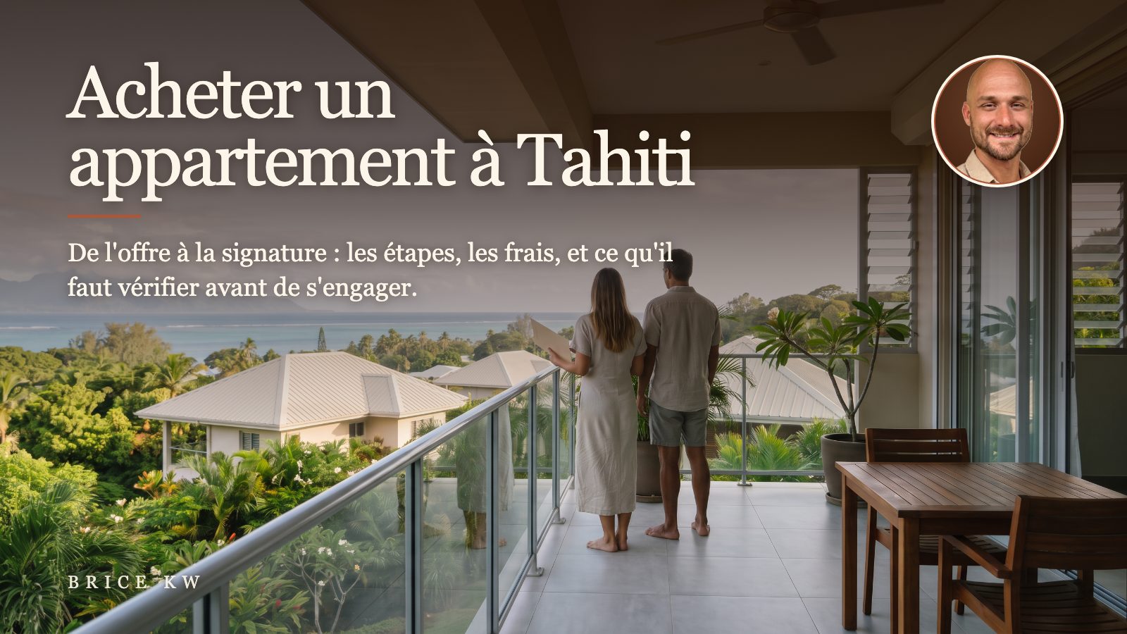 Un couple de dos sur le balcon d'un appartement sur les hauteurs de Papeete, face au lagon et à Moorea