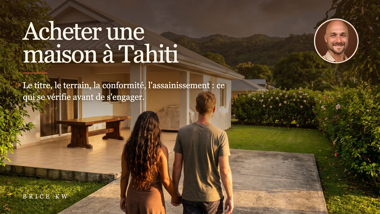 Un couple de dos remonte l'allée d'une maison familiale entretenue à Tahiti, à l'heure dorée