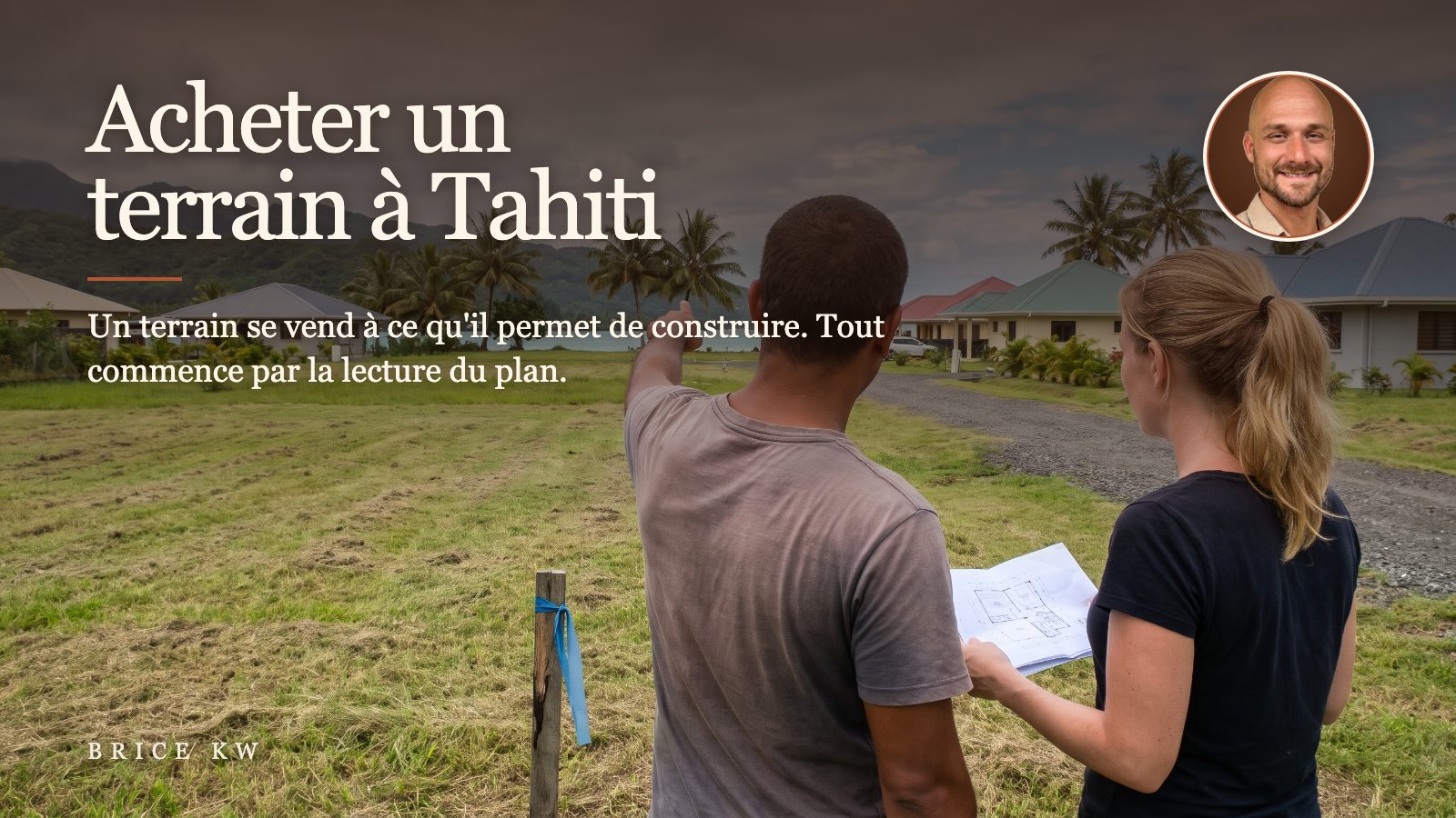 Un couple de dos sur un terrain à bâtir dégagé à Tahiti, plan en main, montagnes en arrière-plan