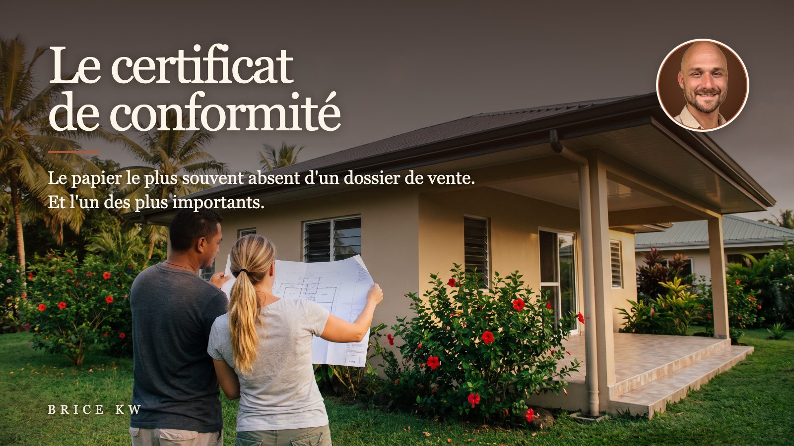 Un couple de dos compare un plan de permis avec l'extension de sa maison à Tahiti