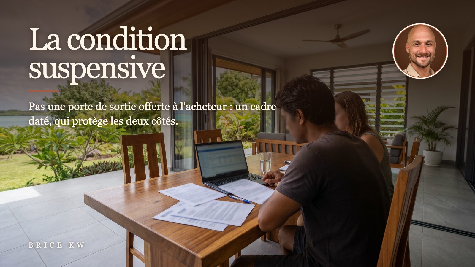 Un couple de dos relit des documents de prêt sur une terrasse couverte à Tahiti