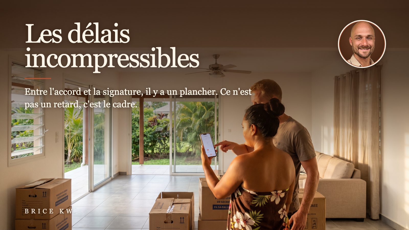 Un couple de dos entre des cartons de déménagement regarde un calendrier sur un téléphone, dans un salon à Tahiti