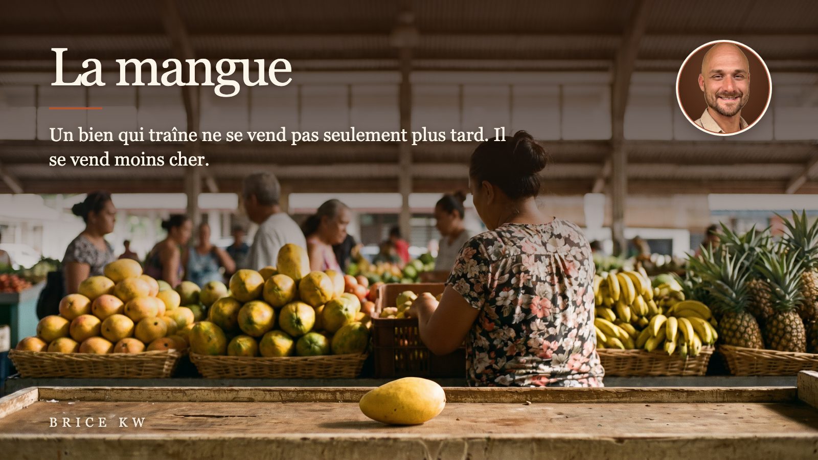 Un étal de fruits au marché de Papeete, une mangue posée à l'écart des autres