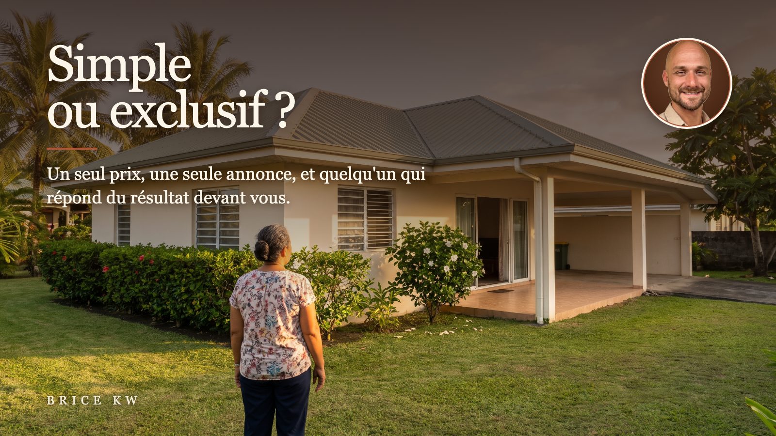 Une propriétaire de dos dans le jardin de sa maison entretenue à Tahiti, qu'elle s'apprête à mettre en vente