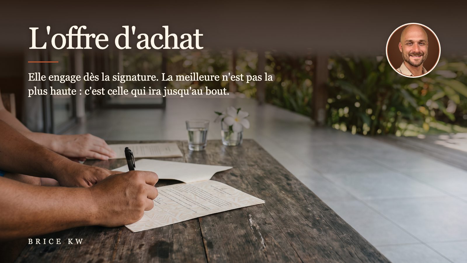Deux mains signent une offre d'achat sur une table en bois, sur une terrasse à Tahiti