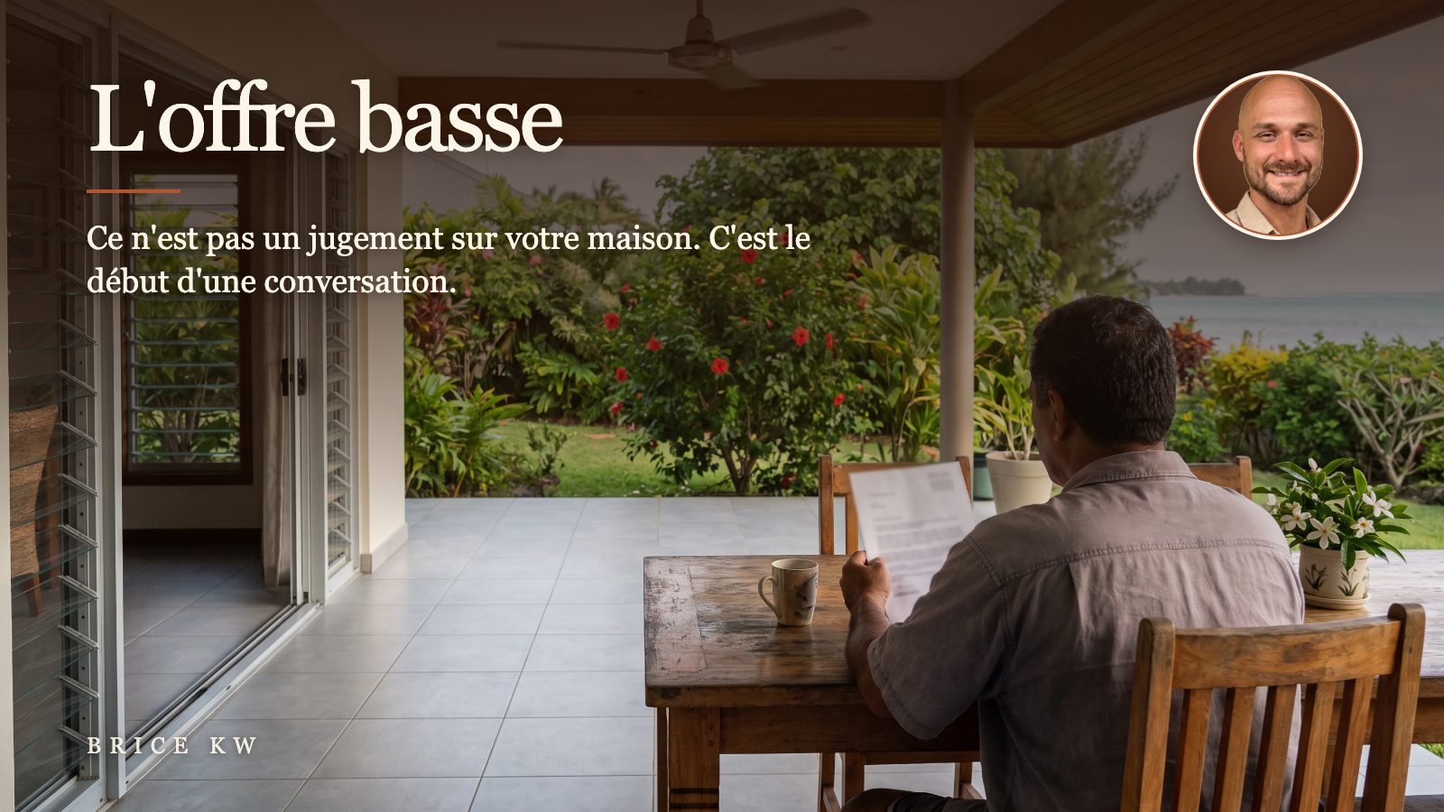 Un propriétaire de dos, seul sur sa terrasse à Tahiti, une lettre à la main, regarde le jardin