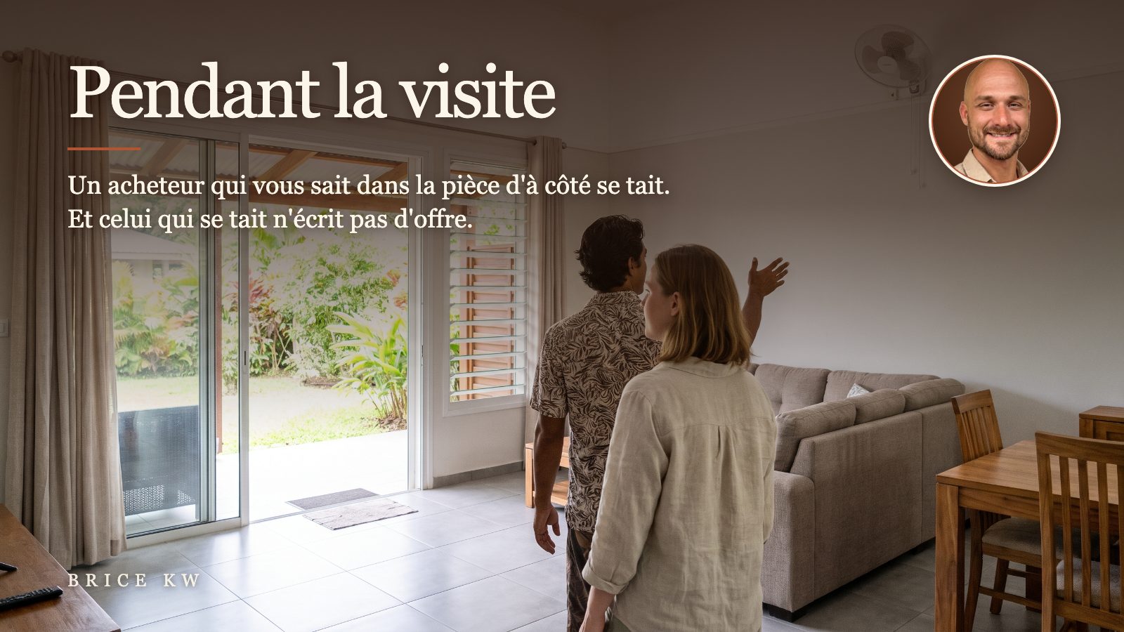 Un couple de dos visite seul le salon d'une maison à vendre à Tahiti, l'homme désigne un mur