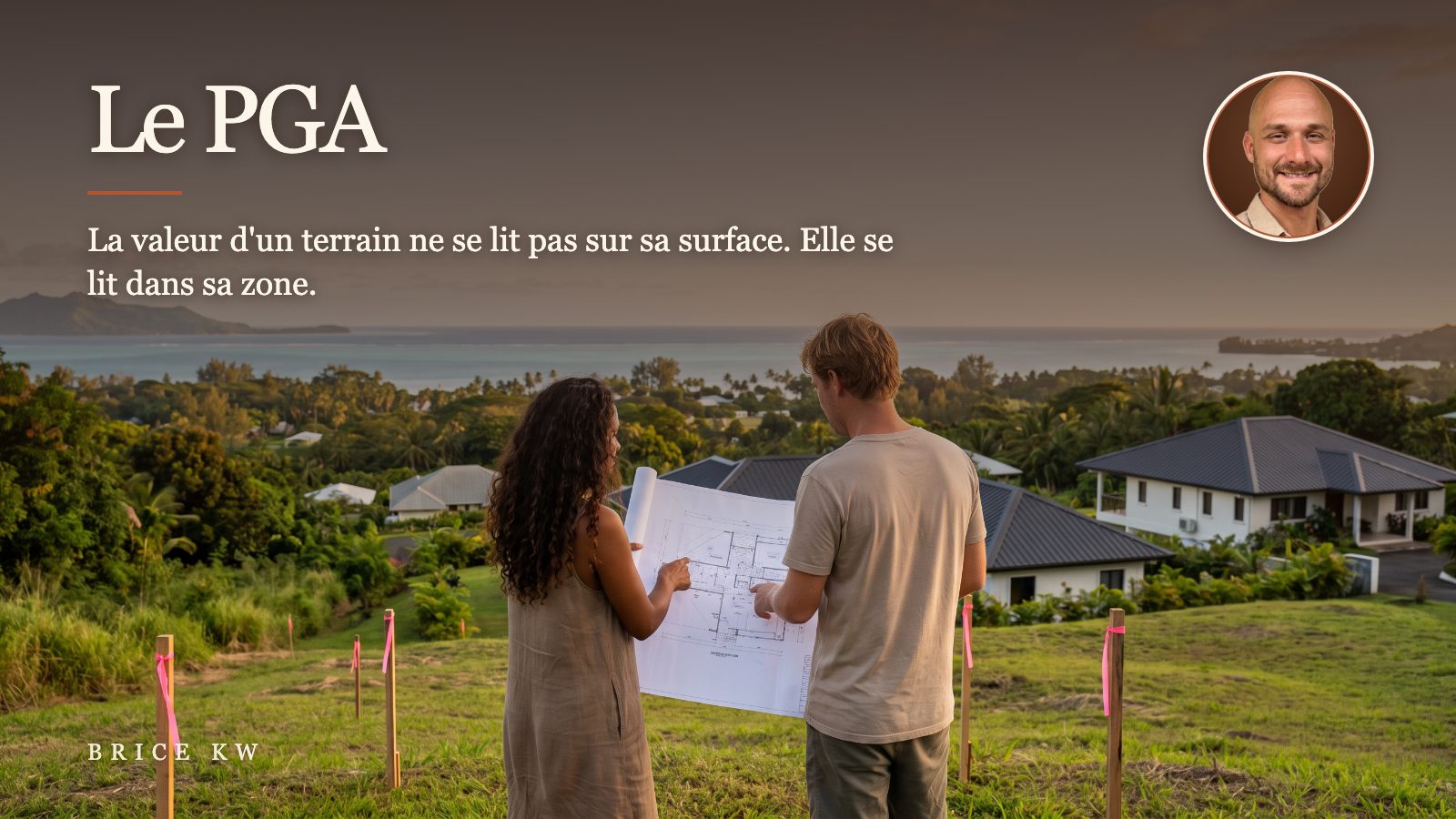 Un couple de dos sur un terrain à bâtir des hauteurs de Tahiti, plan en main, face au lagon et à Moorea