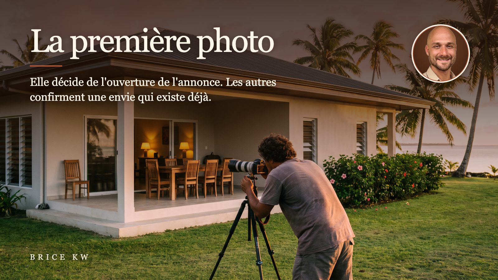 Un photographe de dos photographie une maison de Tahiti à l'heure dorée, lumières intérieures allumées