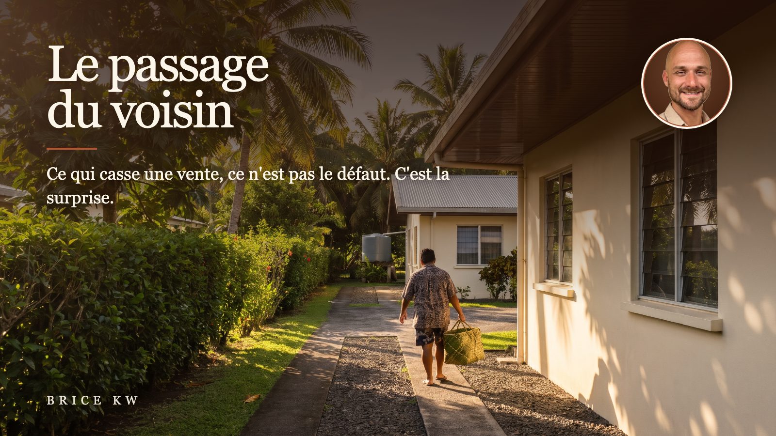 Un voisin de dos emprunte un chemin le long d'une propriété à Tahiti pour rejoindre la maison de derrière