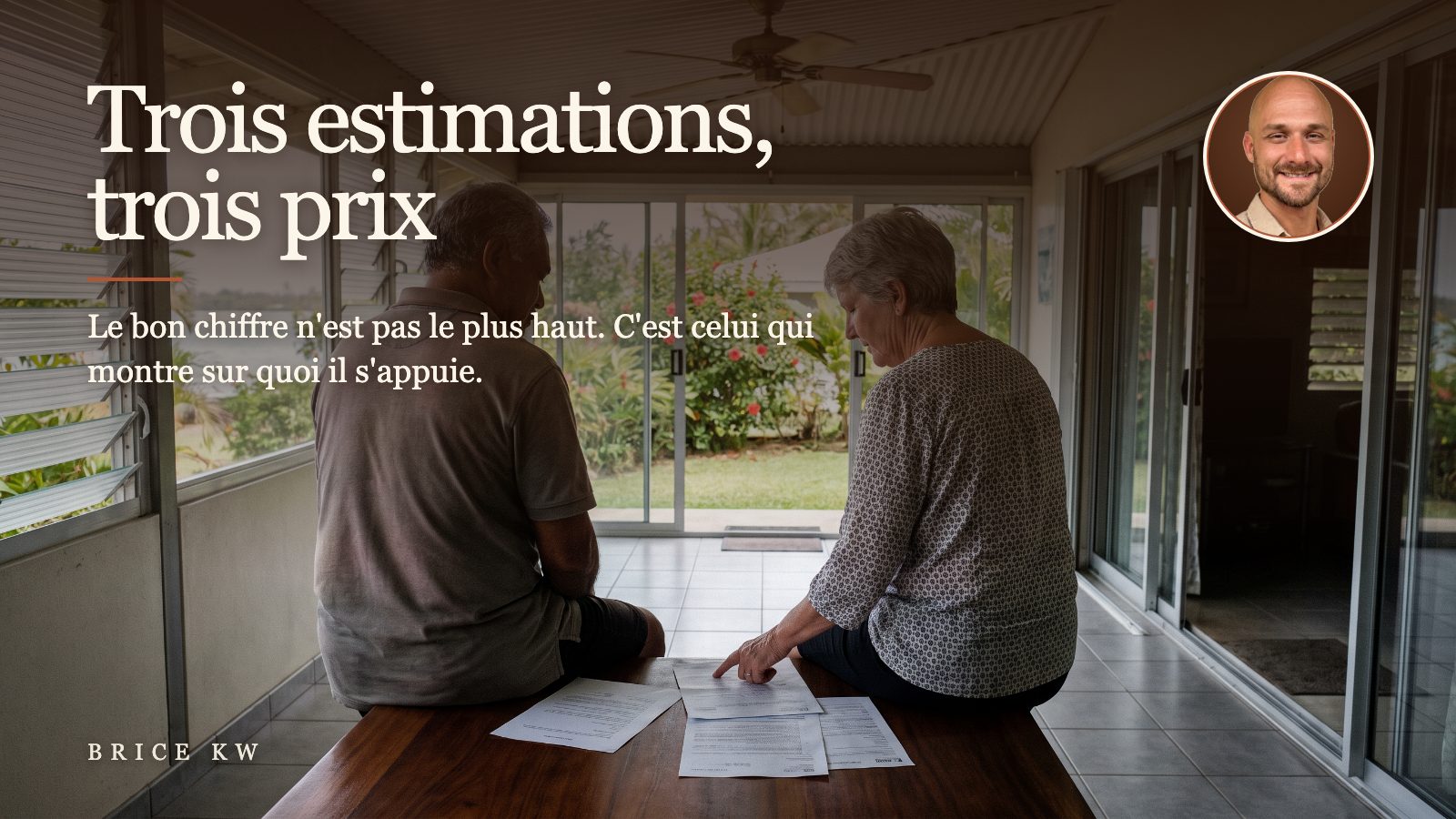 Un couple de dos compare trois rapports d'estimation sur une table de terrasse à Tahiti