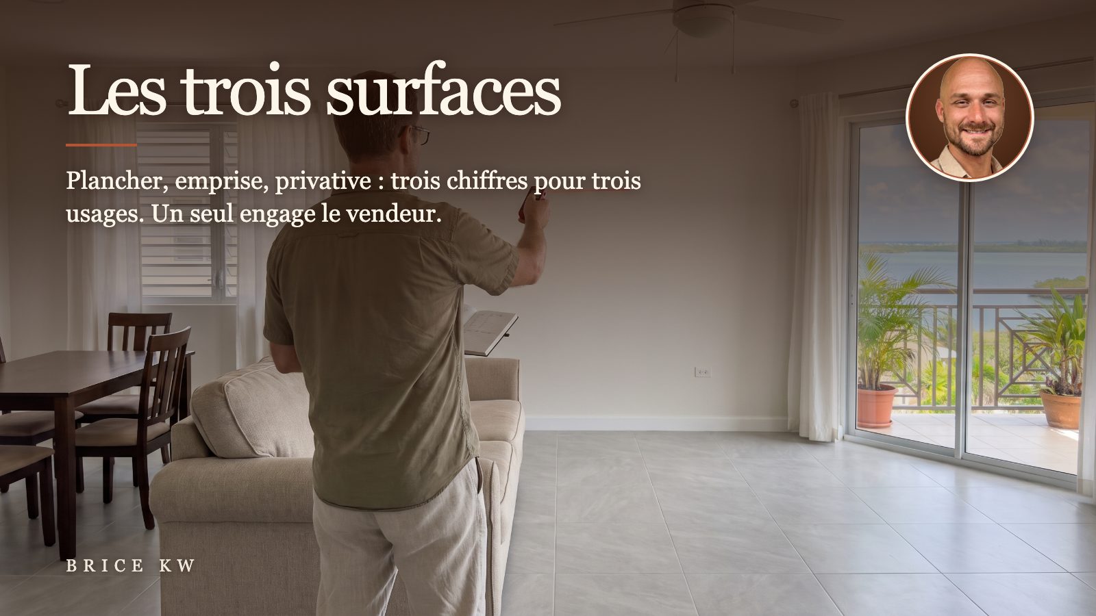 Un homme de dos mesure un salon au télémètre laser dans un appartement de Tahiti